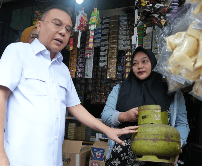 Sufmi Dasco Ahmad with local residents
