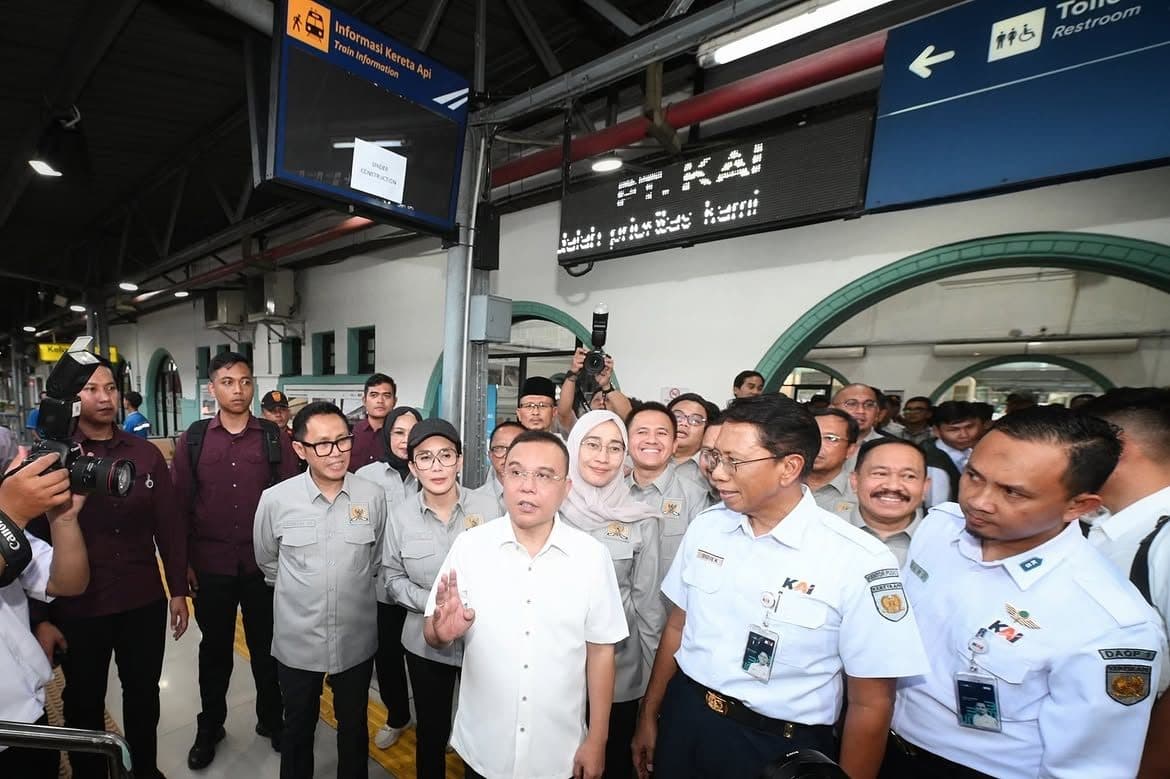 Sufmi Dasco Ahmad mengecek kesiapan fasilitas PT Kereta Api Indonesia menjelang mudik Lebaran 2025
